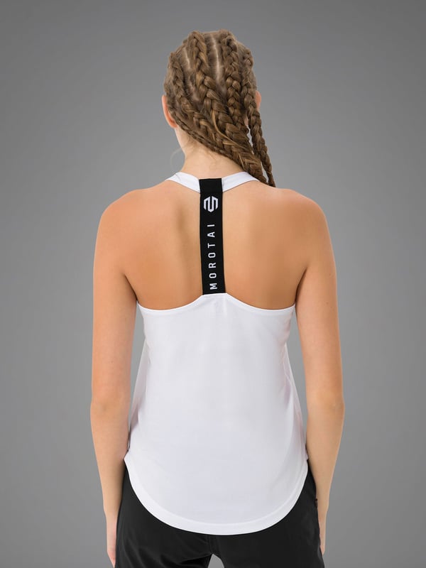 El Performance Stringer impresiona por su material de malla ligero y transpirable para una ventilación óptima durante el entrenamiento.
La banda elástica trasera con logotipo estampado garantiza un ajuste seguro y unos detalles llamativos.
El corte ceñido realza la silueta sin limitar la libertad de movimientos.
Ideal para entrenamientos intensivos: tu compañera para el máximo rendimiento y un look deportivo.