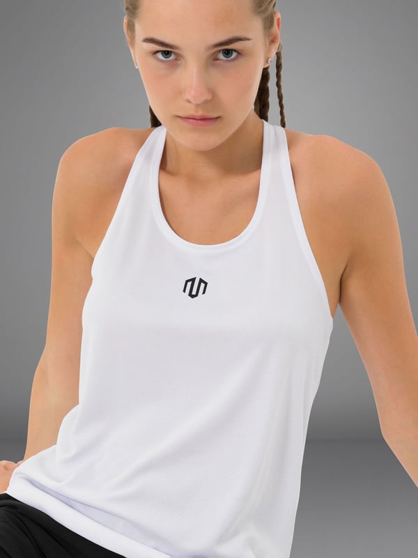 El Performance Stringer impresiona por su material de malla ligero y transpirable para una ventilación óptima durante el entrenamiento.
La banda elástica trasera con logotipo estampado garantiza un ajuste seguro y unos detalles llamativos.
El corte ceñido realza la silueta sin limitar la libertad de movimientos.
Ideal para entrenamientos intensivos: tu compañera para el máximo rendimiento y un look deportivo.