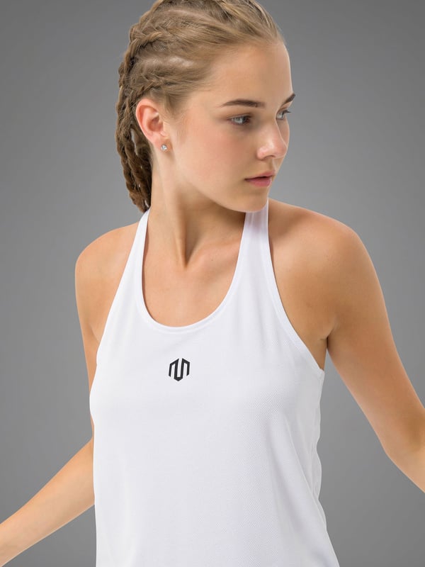 El Performance Stringer impresiona por su material de malla ligero y transpirable para una ventilación óptima durante el entrenamiento.
La banda elástica trasera con logotipo estampado garantiza un ajuste seguro y unos detalles llamativos.
El corte ceñido realza la silueta sin limitar la libertad de movimientos.
Ideal para entrenamientos intensivos: tu compañera para el máximo rendimiento y un look deportivo.