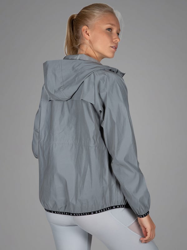 Este cortavientos combina material reflectante con un diseño deportivo para ofrecer la máxima seguridad en la oscuridad.
Las aberturas de ventilación en la espalda y el forro de malla transpirable garantizan una agradable sensación de sequedad.
El material exterior repelente al agua protege contra el viento y la lluvia, perfecto para condiciones cambiantes.
La capucha ajustable, los puños elásticos y el logotipo bordado completan su aspecto funcional.
Una compañera elegante para tus entrenamientos al aire libre: ligera, segura y con estilo.