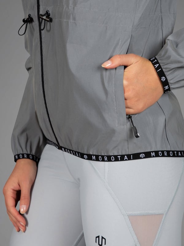 Este cortavientos combina material reflectante con un diseño deportivo para ofrecer la máxima seguridad en la oscuridad.
Las aberturas de ventilación en la espalda y el forro de malla transpirable garantizan una agradable sensación de sequedad.
El material exterior repelente al agua protege contra el viento y la lluvia, perfecto para condiciones cambiantes.
La capucha ajustable, los puños elásticos y el logotipo bordado completan su aspecto funcional.
Una compañera elegante para tus entrenamientos al aire libre: ligera, segura y con estilo.