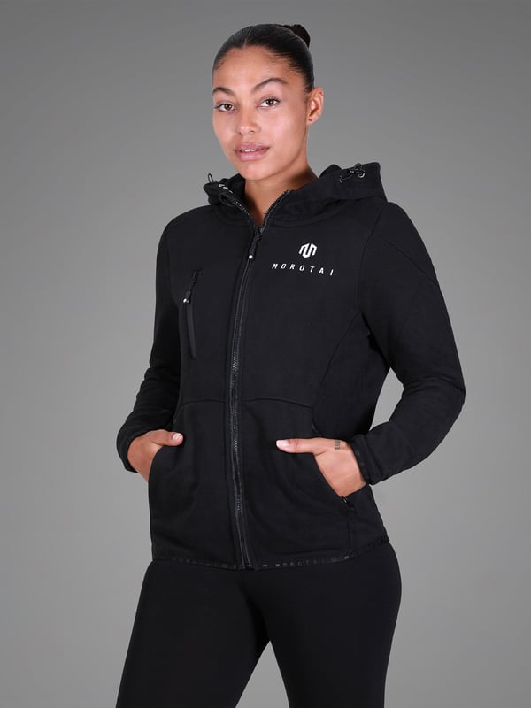 La chaqueta Neo Zip Sweatjacket combina un diseño minimalista con un suave material de forro polar para ofrecer una sensación de lujo.
El corte entallado y los detalles elásticos crean una silueta moderna y deportiva con la máxima libertad de movimiento.
El bolsillo con cremallera y el bolsillo en el pecho ofrecen un práctico espacio de almacenamiento, perfecto para llevar sobre la marcha o después del entrenamiento.
Ya sea para el frío o como elegante prenda de abrigo: esta chaqueta es una compañera fiable para el día a día y el tiempo libre.