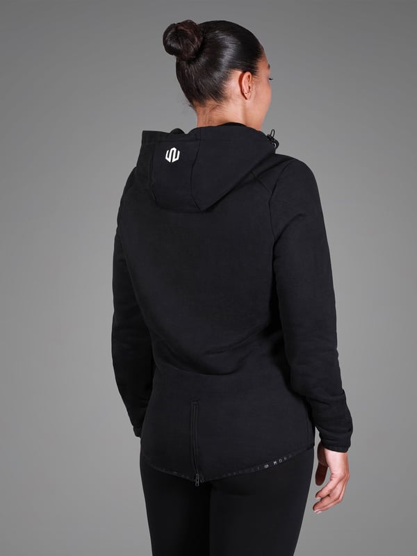 La chaqueta Neo Zip Sweatjacket combina un diseño minimalista con un suave material de forro polar para ofrecer una sensación de lujo.
El corte entallado y los detalles elásticos crean una silueta moderna y deportiva con la máxima libertad de movimiento.
El bolsillo con cremallera y el bolsillo en el pecho ofrecen un práctico espacio de almacenamiento, perfecto para llevar sobre la marcha o después del entrenamiento.
Ya sea para el frío o como elegante prenda de abrigo: esta chaqueta es una compañera fiable para el día a día y el tiempo libre.