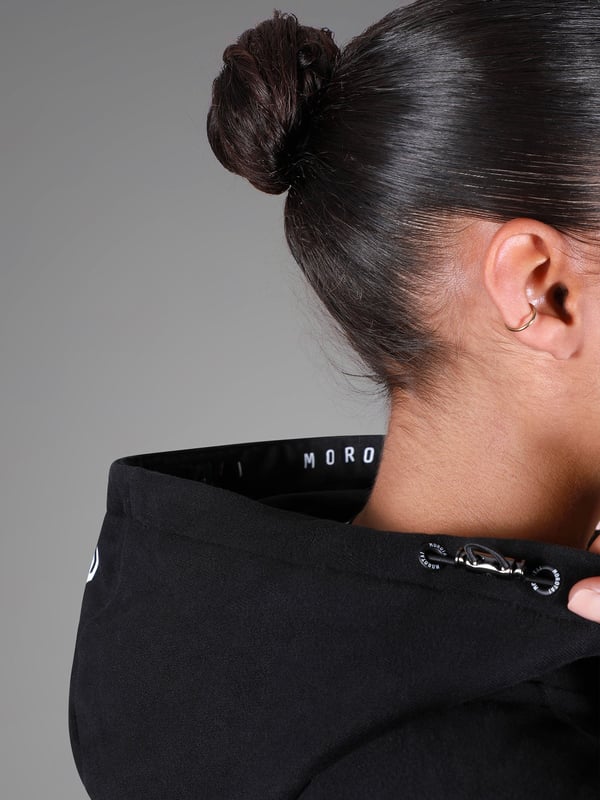 La chaqueta Neo Zip Sweatjacket combina un diseño minimalista con un suave material de forro polar para ofrecer una sensación de lujo.
El corte entallado y los detalles elásticos crean una silueta moderna y deportiva con la máxima libertad de movimiento.
El bolsillo con cremallera y el bolsillo en el pecho ofrecen un práctico espacio de almacenamiento, perfecto para llevar sobre la marcha o después del entrenamiento.
Ya sea para el frío o como elegante prenda de abrigo: esta chaqueta es una compañera fiable para el día a día y el tiempo libre.