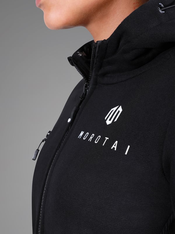 La chaqueta Neo Zip Sweatjacket combina un diseño minimalista con un suave material de forro polar para ofrecer una sensación de lujo.
El corte entallado y los detalles elásticos crean una silueta moderna y deportiva con la máxima libertad de movimiento.
El bolsillo con cremallera y el bolsillo en el pecho ofrecen un práctico espacio de almacenamiento, perfecto para llevar sobre la marcha o después del entrenamiento.
Ya sea para el frío o como elegante prenda de abrigo: esta chaqueta es una compañera fiable para el día a día y el tiempo libre.