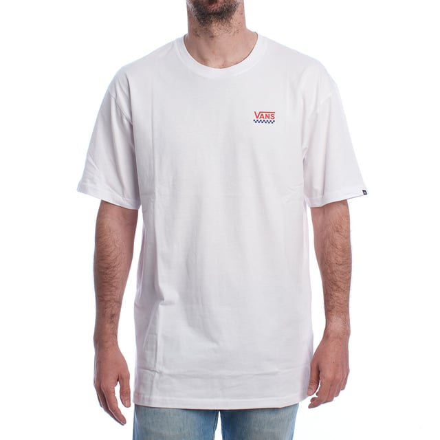La camiseta Vans Left Chest Logo II manga corta para hombre es una prenda imprescindible para quienes valoran el estilo urbano con un toque clásico y versátil. Con el inconfundible sello de la marca californiana, esta camiseta ofrece una estética limpia y moderna, perfecta para cualquier ocasión casual.\n\nDetalles:\n- Logo VANS estampado en el pecho.\n- Escote redondo, elástico y acanalado.\n- Corte clásico y mangas cortas.\n- Estampado adicional en la manga.\n- Tejido suave de algodón.\n- Etiqueta Vans tejida en la manga.\n\nEsta camiseta hombre Vans es la elección ideal para quienes buscan una prenda cómoda, fresca y con identidad. Su diseño atemporal y su calidad la convierten en un básico imprescindible en cualquier armario masculino. Ideal para el día a día, salidas informales o para complementar un look streetwear.\n Composición: 100% Algodón\n Cuidados:\nLavar a máquina en frío.\nNo usar blanqueador.\nPlanchar a baja temperatura.\nSecar al aire o en secadora a baja temperatura.