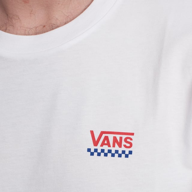 La camiseta Vans Left Chest Logo II manga corta para hombre es una prenda imprescindible para quienes valoran el estilo urbano con un toque clásico y versátil. Con el inconfundible sello de la marca californiana, esta camiseta ofrece una estética limpia y moderna, perfecta para cualquier ocasión casual.\n\nDetalles:\n- Logo VANS estampado en el pecho.\n- Escote redondo, elástico y acanalado.\n- Corte clásico y mangas cortas.\n- Estampado adicional en la manga.\n- Tejido suave de algodón.\n- Etiqueta Vans tejida en la manga.\n\nEsta camiseta hombre Vans es la elección ideal para quienes buscan una prenda cómoda, fresca y con identidad. Su diseño atemporal y su calidad la convierten en un básico imprescindible en cualquier armario masculino. Ideal para el día a día, salidas informales o para complementar un look streetwear.\n Composición: 100% Algodón\n Cuidados:\nLavar a máquina en frío.\nNo usar blanqueador.\nPlanchar a baja temperatura.\nSecar al aire o en secadora a baja temperatura.