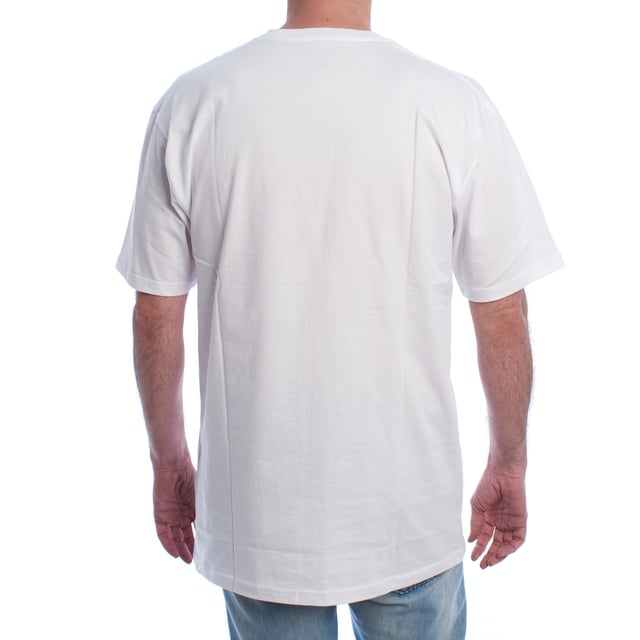 La camiseta Vans Left Chest Logo II manga corta para hombre es una prenda imprescindible para quienes valoran el estilo urbano con un toque clásico y versátil. Con el inconfundible sello de la marca californiana, esta camiseta ofrece una estética limpia y moderna, perfecta para cualquier ocasión casual.\n\nDetalles:\n- Logo VANS estampado en el pecho.\n- Escote redondo, elástico y acanalado.\n- Corte clásico y mangas cortas.\n- Estampado adicional en la manga.\n- Tejido suave de algodón.\n- Etiqueta Vans tejida en la manga.\n\nEsta camiseta hombre Vans es la elección ideal para quienes buscan una prenda cómoda, fresca y con identidad. Su diseño atemporal y su calidad la convierten en un básico imprescindible en cualquier armario masculino. Ideal para el día a día, salidas informales o para complementar un look streetwear.\n Composición: 100% Algodón\n Cuidados:\nLavar a máquina en frío.\nNo usar blanqueador.\nPlanchar a baja temperatura.\nSecar al aire o en secadora a baja temperatura.