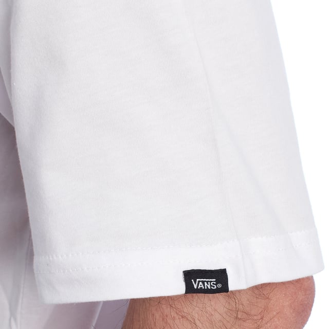 La camiseta Vans Left Chest Logo II manga corta para hombre es una prenda imprescindible para quienes valoran el estilo urbano con un toque clásico y versátil. Con el inconfundible sello de la marca californiana, esta camiseta ofrece una estética limpia y moderna, perfecta para cualquier ocasión casual.\n\nDetalles:\n- Logo VANS estampado en el pecho.\n- Escote redondo, elástico y acanalado.\n- Corte clásico y mangas cortas.\n- Estampado adicional en la manga.\n- Tejido suave de algodón.\n- Etiqueta Vans tejida en la manga.\n\nEsta camiseta hombre Vans es la elección ideal para quienes buscan una prenda cómoda, fresca y con identidad. Su diseño atemporal y su calidad la convierten en un básico imprescindible en cualquier armario masculino. Ideal para el día a día, salidas informales o para complementar un look streetwear.\n Composición: 100% Algodón\n Cuidados:\nLavar a máquina en frío.\nNo usar blanqueador.\nPlanchar a baja temperatura.\nSecar al aire o en secadora a baja temperatura.