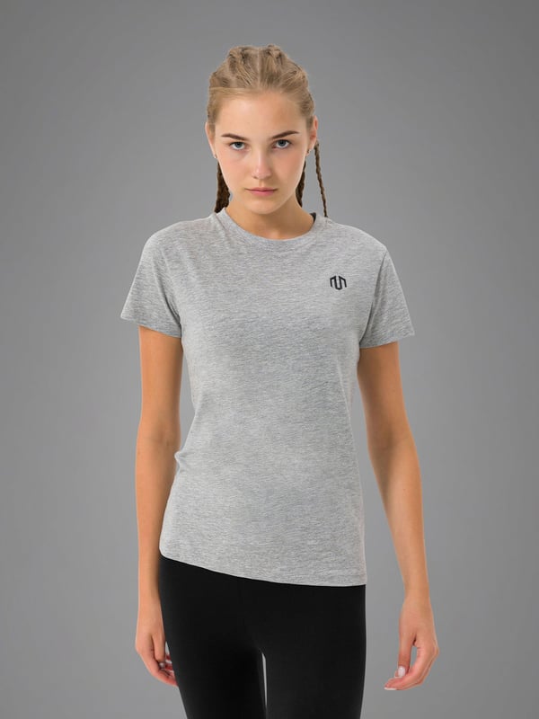 De Brand Basic Tee maakt indruk met zijn heldere ontwerp en aangenaam lichte gevoel. Het ademende katoenmateriaal zorgt voor een hoog draagcomfort - of je nu traint of elke dag draagt.
Dankzij 360° stretch en een nauwsluitende pasvorm volgt het shirt elke beweging zonder te knellen. De onderhoudsvriendelijke, kreukvrije stof maakt het een veelzijdige basic voor elke dag.