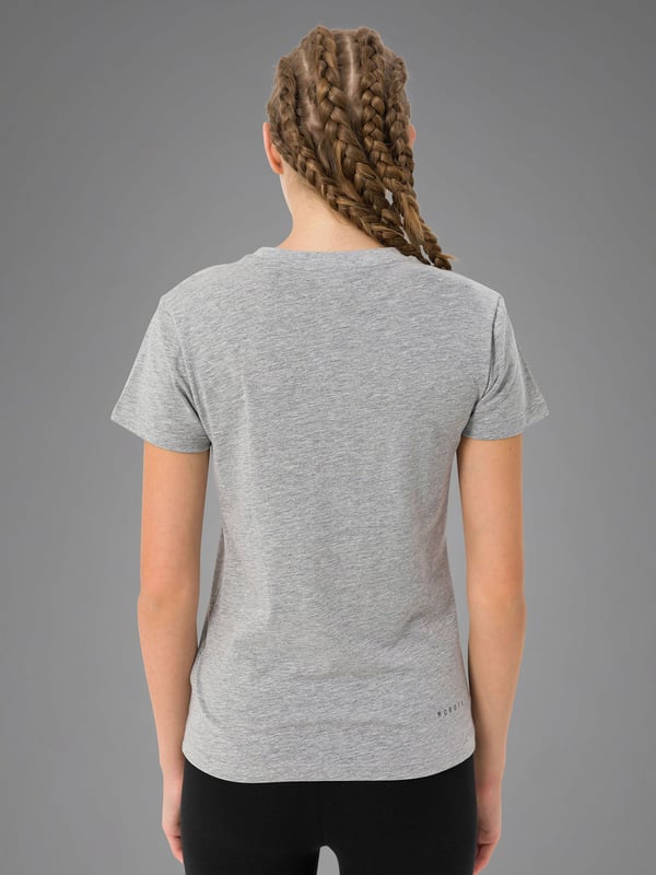 De Brand Basic Tee maakt indruk met zijn heldere ontwerp en aangenaam lichte gevoel. Het ademende katoenmateriaal zorgt voor een hoog draagcomfort - of je nu traint of elke dag draagt.
Dankzij 360° stretch en een nauwsluitende pasvorm volgt het shirt elke beweging zonder te knellen. De onderhoudsvriendelijke, kreukvrije stof maakt het een veelzijdige basic voor elke dag.