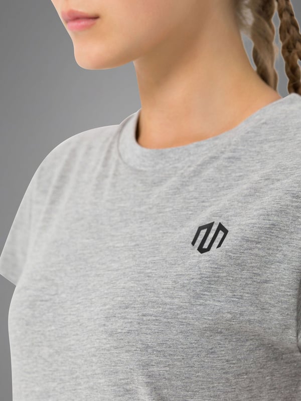 De Brand Basic Tee maakt indruk met zijn heldere ontwerp en aangenaam lichte gevoel. Het ademende katoenmateriaal zorgt voor een hoog draagcomfort - of je nu traint of elke dag draagt.
Dankzij 360° stretch en een nauwsluitende pasvorm volgt het shirt elke beweging zonder te knellen. De onderhoudsvriendelijke, kreukvrije stof maakt het een veelzijdige basic voor elke dag.