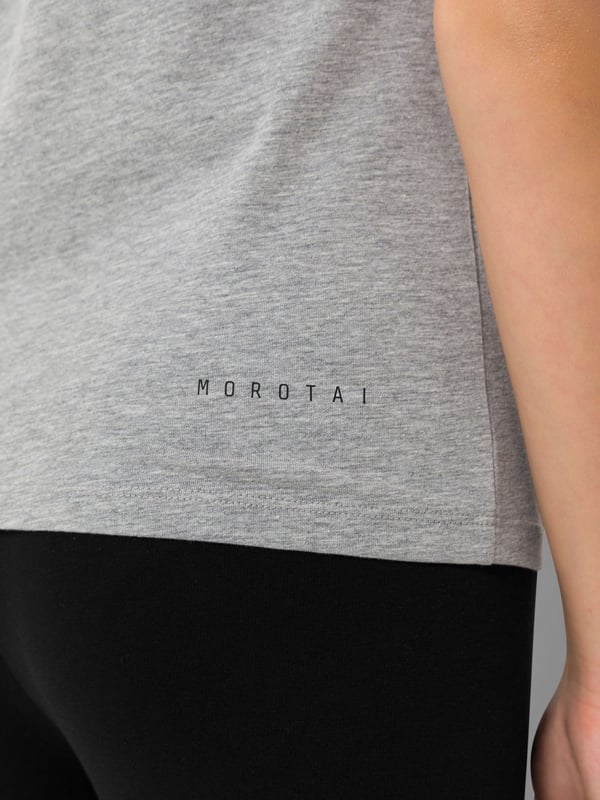 De Brand Basic Tee maakt indruk met zijn heldere ontwerp en aangenaam lichte gevoel. Het ademende katoenmateriaal zorgt voor een hoog draagcomfort - of je nu traint of elke dag draagt.
Dankzij 360° stretch en een nauwsluitende pasvorm volgt het shirt elke beweging zonder te knellen. De onderhoudsvriendelijke, kreukvrije stof maakt het een veelzijdige basic voor elke dag.