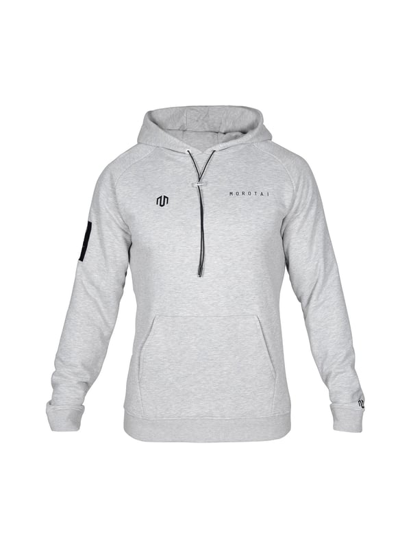 Der Paris Basic Hoodie kombiniert weiches Fleece-Material mit klarer, reduzierter Ästhetik für einen modernen Alltagslook.
Die verstellbare Kapuze mit transparenten Stoppern und die geräumige Kängurutasche bieten Funktion und Stil zugleich.
Ein dezenter MOROTAI-Print am Ärmelabschluss setzt ein minimalistisches Markenstatement.
Ideal für entspannte Tage zu Hause oder unterwegs – ein Basic mit stilvoller Raffinesse.