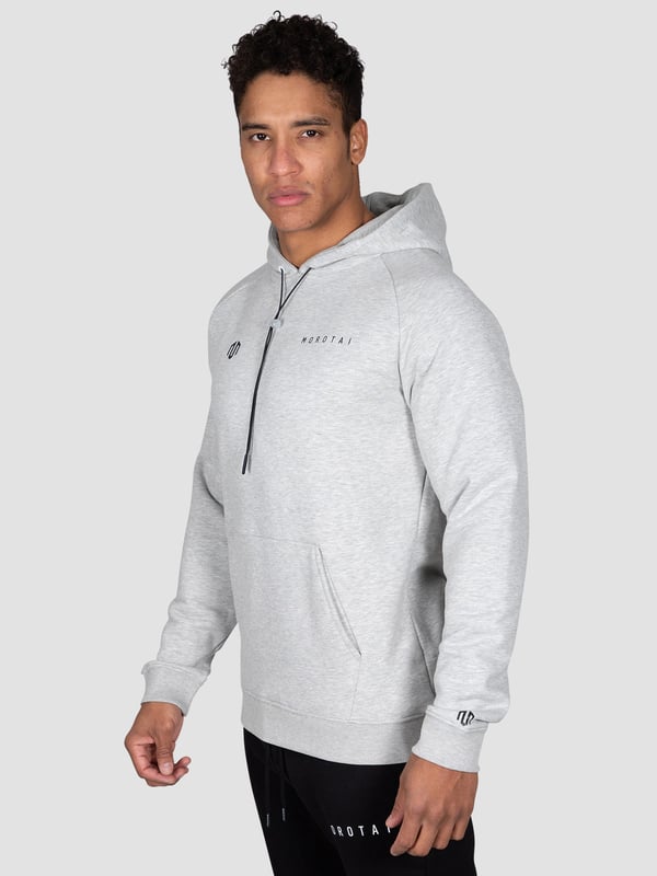 Der Paris Basic Hoodie kombiniert weiches Fleece-Material mit klarer, reduzierter Ästhetik für einen modernen Alltagslook.
Die verstellbare Kapuze mit transparenten Stoppern und die geräumige Kängurutasche bieten Funktion und Stil zugleich.
Ein dezenter MOROTAI-Print am Ärmelabschluss setzt ein minimalistisches Markenstatement.
Ideal für entspannte Tage zu Hause oder unterwegs – ein Basic mit stilvoller Raffinesse.