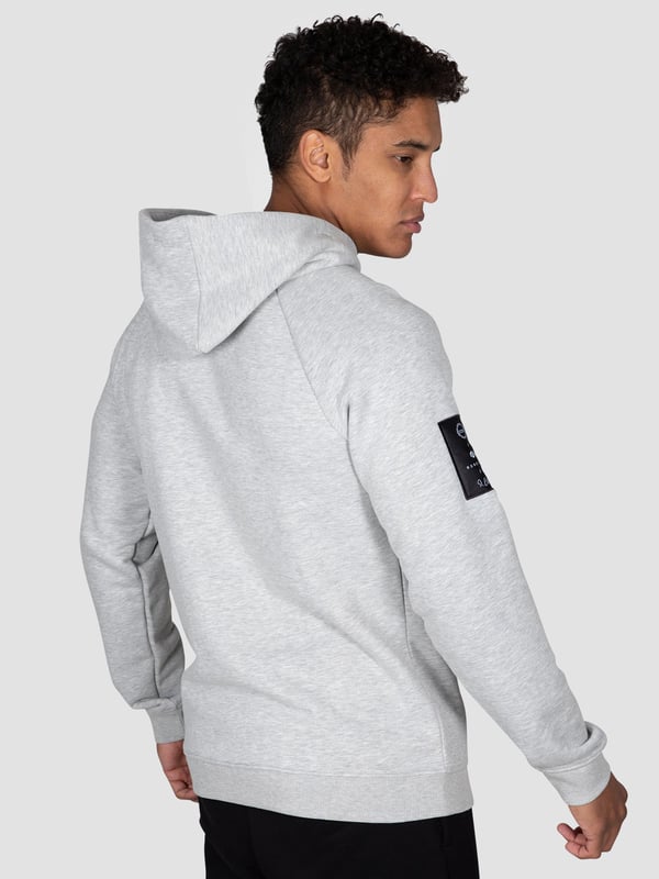 Der Paris Basic Hoodie kombiniert weiches Fleece-Material mit klarer, reduzierter Ästhetik für einen modernen Alltagslook.
Die verstellbare Kapuze mit transparenten Stoppern und die geräumige Kängurutasche bieten Funktion und Stil zugleich.
Ein dezenter MOROTAI-Print am Ärmelabschluss setzt ein minimalistisches Markenstatement.
Ideal für entspannte Tage zu Hause oder unterwegs – ein Basic mit stilvoller Raffinesse.
