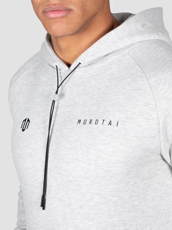 Der Paris Basic Hoodie kombiniert weiches Fleece-Material mit klarer, reduzierter Ästhetik für einen modernen Alltagslook.
Die verstellbare Kapuze mit transparenten Stoppern und die geräumige Kängurutasche bieten Funktion und Stil zugleich.
Ein dezenter MOROTAI-Print am Ärmelabschluss setzt ein minimalistisches Markenstatement.
Ideal für entspannte Tage zu Hause oder unterwegs – ein Basic mit stilvoller Raffinesse.