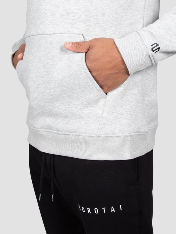 Der Paris Basic Hoodie kombiniert weiches Fleece-Material mit klarer, reduzierter Ästhetik für einen modernen Alltagslook.
Die verstellbare Kapuze mit transparenten Stoppern und die geräumige Kängurutasche bieten Funktion und Stil zugleich.
Ein dezenter MOROTAI-Print am Ärmelabschluss setzt ein minimalistisches Markenstatement.
Ideal für entspannte Tage zu Hause oder unterwegs – ein Basic mit stilvoller Raffinesse.