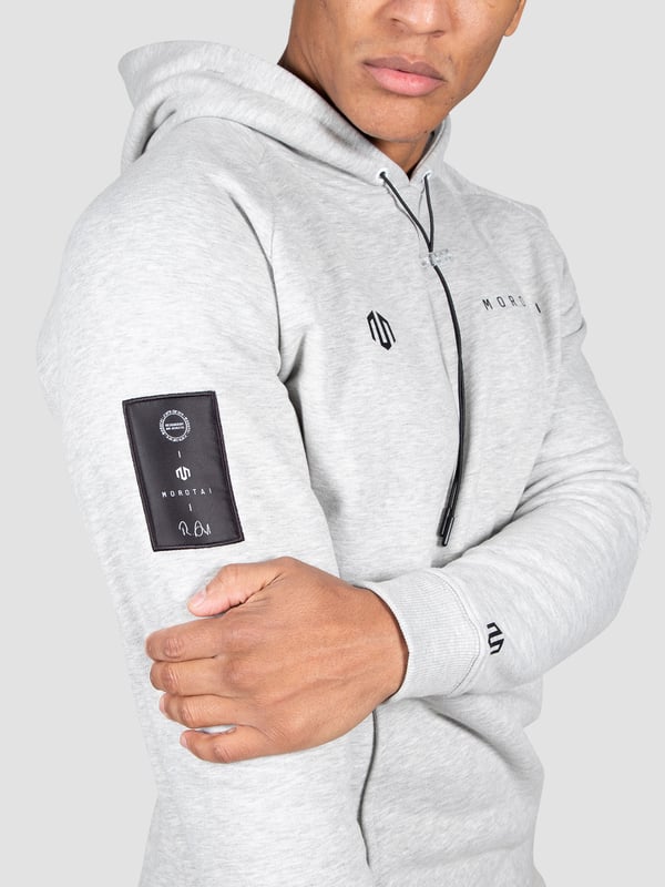 Der Paris Basic Hoodie kombiniert weiches Fleece-Material mit klarer, reduzierter Ästhetik für einen modernen Alltagslook.
Die verstellbare Kapuze mit transparenten Stoppern und die geräumige Kängurutasche bieten Funktion und Stil zugleich.
Ein dezenter MOROTAI-Print am Ärmelabschluss setzt ein minimalistisches Markenstatement.
Ideal für entspannte Tage zu Hause oder unterwegs – ein Basic mit stilvoller Raffinesse.