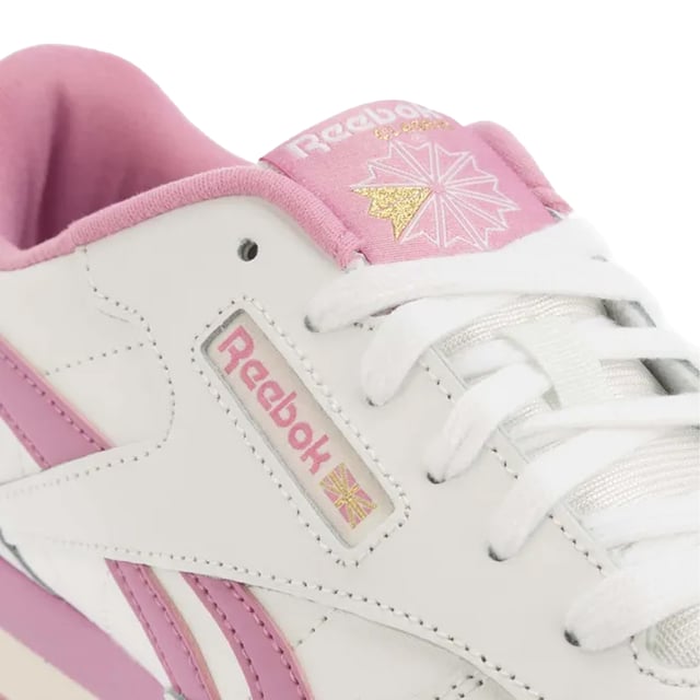 Obermaterial: Leder, Perforiert. Marke: Reebok. Mittelsohle: EVA (Ethyl-Vinylacetat). Laufsohle: Mit Silikon-Noppen, Gummi. Abriebfest, Gepolsterter Knöchel, Gepolsterter Schaftrand, Gepolsterte Zunge. Absatz: Flach. niedrig geschnitten. Design: Logo, Vektor. Zehenstil: Rund. Zum Schnüren.