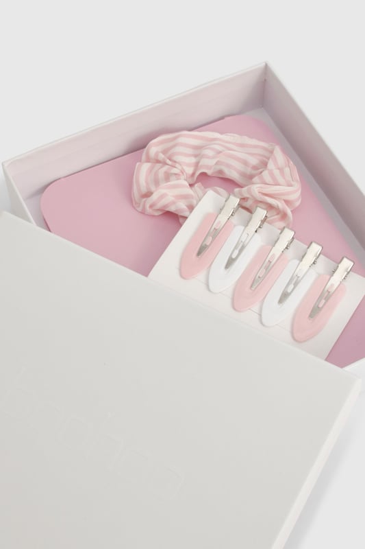 Compact folding mirror for on-the-go touch-ups
        Soft, plush scrunchie for effortless hair styling
        Set of practical hair clips in complementary hues
        Convenient gift set perfect for beauty enthusiasts
        Ideal for festive celebrations and Christmas gifting
    
    Indulge in the ultimate beauty experience with this charming Boohoo gift set, designed to make you feel fabulous this festive season. The compact folding mirror is your perfect companion for quick touch-ups, ensuring you're always ready for those impromptu Christmas selfies. Pair it with the plush scrunchie to create effortless hairstyles that transition seamlessly from day to night. The set of practical hair clips adds a touch of flair to any look, whether you're heading to a festive celebration or preparing for Christmas Day. This versatile collection is not just a treat for yourself, but also makes for a delightful gift for your fashion-forward friends. Embrace the joy of the season and radiate confidence with this must-have beauty set that combines practicality with style, perfect for the Boohoo girl who loves to shine at every holiday gathering.