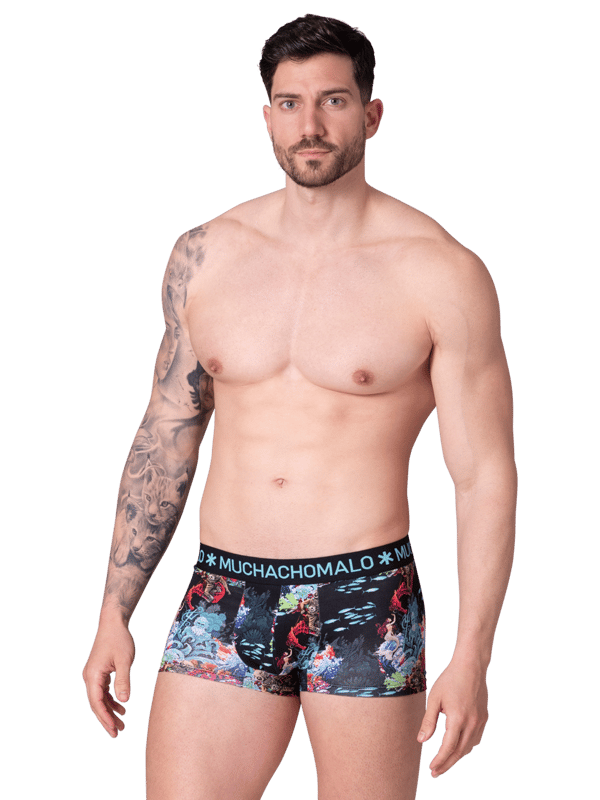 Die Boxershorts/Unterhosen von Muchachomalo sitzen wie angegossen und sind aus hochwertiger Baumwolle gefertigt. Ein weiches, elastisches Logobündchen aus Mikrofasermaterial sorgt für zusätzlichen Komfort.  Spezifikationen • Normale Passform • Flach genähte Nähte für zusätzlichen Komfort • Weiches Bündchen mit dem Muchachomalo-Logo  Pflege • Waschbar bei 30 Grad • Nicht im Trockner trocknen • Bügeln bei mäßiger Temperatur (2 Punkte)  Warum Muchachomalo? Muchachomalo arbeitet nur mit Fabriken, die BSCI- und OEKO-TEX-zertifiziert sind. Diese Fabriken haben es sich zum Ziel gesetzt, die Arbeitsbedingungen kontinuierlich zu verbessern. Sie setzen sich für das Recht auf die Bildung von Gewerkschaften, sichere Arbeitsbedingungen und gegen Zwangs- und Kinderarbeit ein. Sie ermöglichen es auch Verbrauchern und Unternehmen, verantwortungsvolle Entscheidungen zu treffen, die unseren Planeten für zukünftige Generationen schützen.