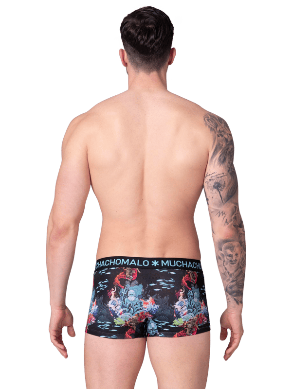 Die Boxershorts/Unterhosen von Muchachomalo sitzen wie angegossen und sind aus hochwertiger Baumwolle gefertigt. Ein weiches, elastisches Logobündchen aus Mikrofasermaterial sorgt für zusätzlichen Komfort.  Spezifikationen • Normale Passform • Flach genähte Nähte für zusätzlichen Komfort • Weiches Bündchen mit dem Muchachomalo-Logo  Pflege • Waschbar bei 30 Grad • Nicht im Trockner trocknen • Bügeln bei mäßiger Temperatur (2 Punkte)  Warum Muchachomalo? Muchachomalo arbeitet nur mit Fabriken, die BSCI- und OEKO-TEX-zertifiziert sind. Diese Fabriken haben es sich zum Ziel gesetzt, die Arbeitsbedingungen kontinuierlich zu verbessern. Sie setzen sich für das Recht auf die Bildung von Gewerkschaften, sichere Arbeitsbedingungen und gegen Zwangs- und Kinderarbeit ein. Sie ermöglichen es auch Verbrauchern und Unternehmen, verantwortungsvolle Entscheidungen zu treffen, die unseren Planeten für zukünftige Generationen schützen.