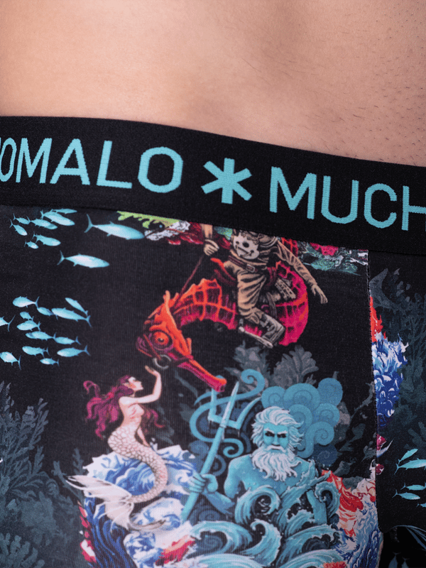 Die Boxershorts/Unterhosen von Muchachomalo sitzen wie angegossen und sind aus hochwertiger Baumwolle gefertigt. Ein weiches, elastisches Logobündchen aus Mikrofasermaterial sorgt für zusätzlichen Komfort.  Spezifikationen • Normale Passform • Flach genähte Nähte für zusätzlichen Komfort • Weiches Bündchen mit dem Muchachomalo-Logo  Pflege • Waschbar bei 30 Grad • Nicht im Trockner trocknen • Bügeln bei mäßiger Temperatur (2 Punkte)  Warum Muchachomalo? Muchachomalo arbeitet nur mit Fabriken, die BSCI- und OEKO-TEX-zertifiziert sind. Diese Fabriken haben es sich zum Ziel gesetzt, die Arbeitsbedingungen kontinuierlich zu verbessern. Sie setzen sich für das Recht auf die Bildung von Gewerkschaften, sichere Arbeitsbedingungen und gegen Zwangs- und Kinderarbeit ein. Sie ermöglichen es auch Verbrauchern und Unternehmen, verantwortungsvolle Entscheidungen zu treffen, die unseren Planeten für zukünftige Generationen schützen.