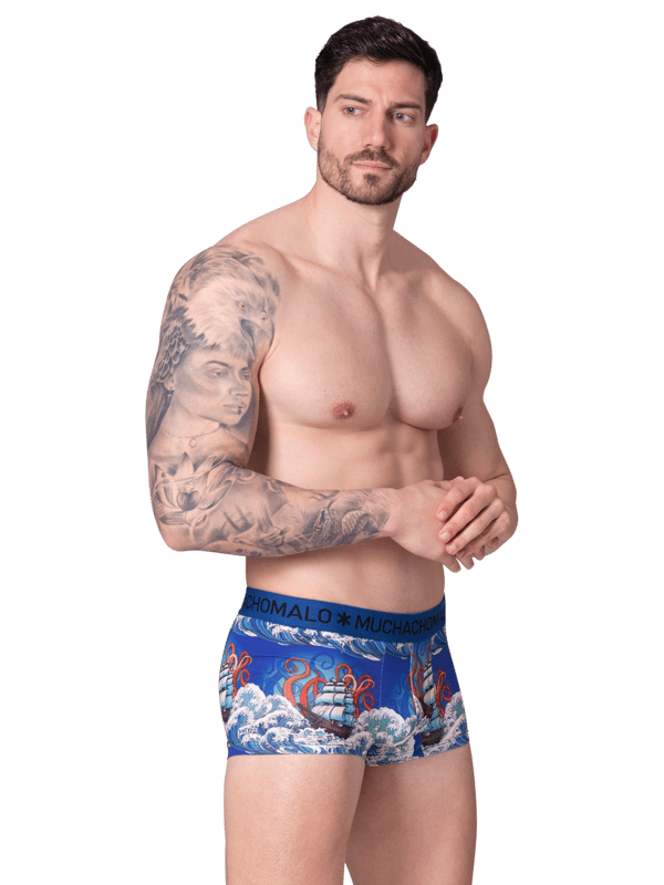 Die Boxershorts/Unterhosen von Muchachomalo sitzen wie angegossen und sind aus hochwertiger Baumwolle gefertigt. Ein weiches, elastisches Logobündchen aus Mikrofasermaterial sorgt für zusätzlichen Komfort.  Spezifikationen • Normale Passform • Flach genähte Nähte für zusätzlichen Komfort • Weiches Bündchen mit dem Muchachomalo-Logo  Pflege • Waschbar bei 30 Grad • Nicht im Trockner trocknen • Bügeln bei mäßiger Temperatur (2 Punkte)  Warum Muchachomalo? Muchachomalo arbeitet nur mit Fabriken, die BSCI- und OEKO-TEX-zertifiziert sind. Diese Fabriken haben es sich zum Ziel gesetzt, die Arbeitsbedingungen kontinuierlich zu verbessern. Sie setzen sich für das Recht auf die Bildung von Gewerkschaften, sichere Arbeitsbedingungen und gegen Zwangs- und Kinderarbeit ein. Sie ermöglichen es auch Verbrauchern und Unternehmen, verantwortungsvolle Entscheidungen zu treffen, die unseren Planeten für zukünftige Generationen schützen.