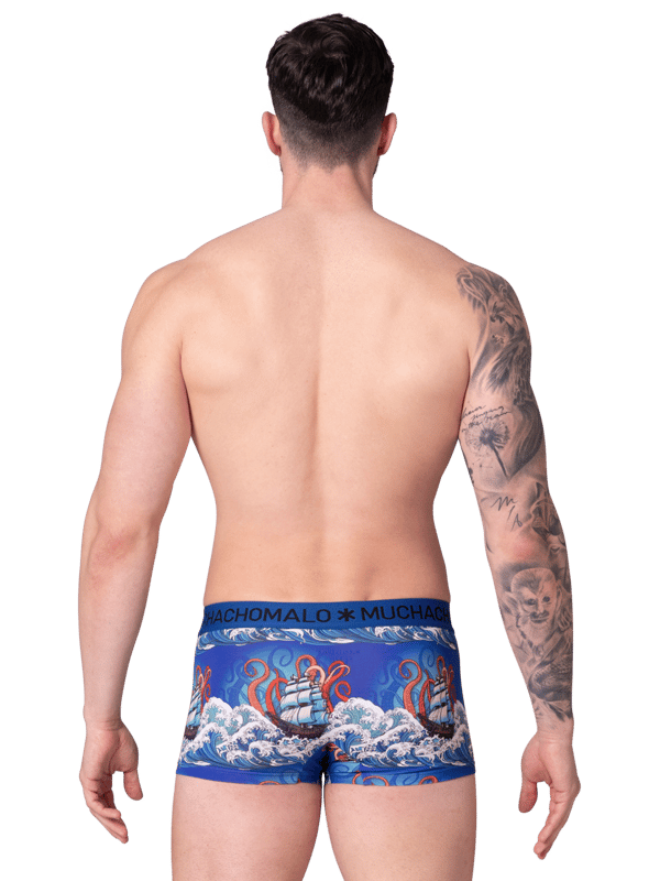 Die Boxershorts/Unterhosen von Muchachomalo sitzen wie angegossen und sind aus hochwertiger Baumwolle gefertigt. Ein weiches, elastisches Logobündchen aus Mikrofasermaterial sorgt für zusätzlichen Komfort.  Spezifikationen • Normale Passform • Flach genähte Nähte für zusätzlichen Komfort • Weiches Bündchen mit dem Muchachomalo-Logo  Pflege • Waschbar bei 30 Grad • Nicht im Trockner trocknen • Bügeln bei mäßiger Temperatur (2 Punkte)  Warum Muchachomalo? Muchachomalo arbeitet nur mit Fabriken, die BSCI- und OEKO-TEX-zertifiziert sind. Diese Fabriken haben es sich zum Ziel gesetzt, die Arbeitsbedingungen kontinuierlich zu verbessern. Sie setzen sich für das Recht auf die Bildung von Gewerkschaften, sichere Arbeitsbedingungen und gegen Zwangs- und Kinderarbeit ein. Sie ermöglichen es auch Verbrauchern und Unternehmen, verantwortungsvolle Entscheidungen zu treffen, die unseren Planeten für zukünftige Generationen schützen.
