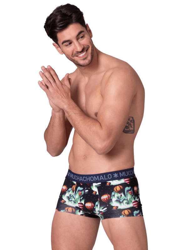 Die Boxershorts/Unterhosen von Muchachomalo sitzen wie angegossen und sind aus hochwertiger Baumwolle gefertigt. Ein weiches, elastisches Logobündchen aus Mikrofasermaterial sorgt für zusätzlichen Komfort.  Spezifikationen • Normale Passform • Flach genähte Nähte für zusätzlichen Komfort • Weiches Bündchen mit dem Muchachomalo-Logo  Pflege • Waschbar bei 30 Grad • Nicht im Trockner trocknen • Bügeln bei mäßiger Temperatur (2 Punkte)  Warum Muchachomalo? Muchachomalo arbeitet nur mit Fabriken, die BSCI- und OEKO-TEX-zertifiziert sind. Diese Fabriken haben es sich zum Ziel gesetzt, die Arbeitsbedingungen kontinuierlich zu verbessern. Sie setzen sich für das Recht auf die Bildung von Gewerkschaften, sichere Arbeitsbedingungen und gegen Zwangs- und Kinderarbeit ein. Sie ermöglichen es auch Verbrauchern und Unternehmen, verantwortungsvolle Entscheidungen zu treffen, die unseren Planeten für zukünftige Generationen schützen.