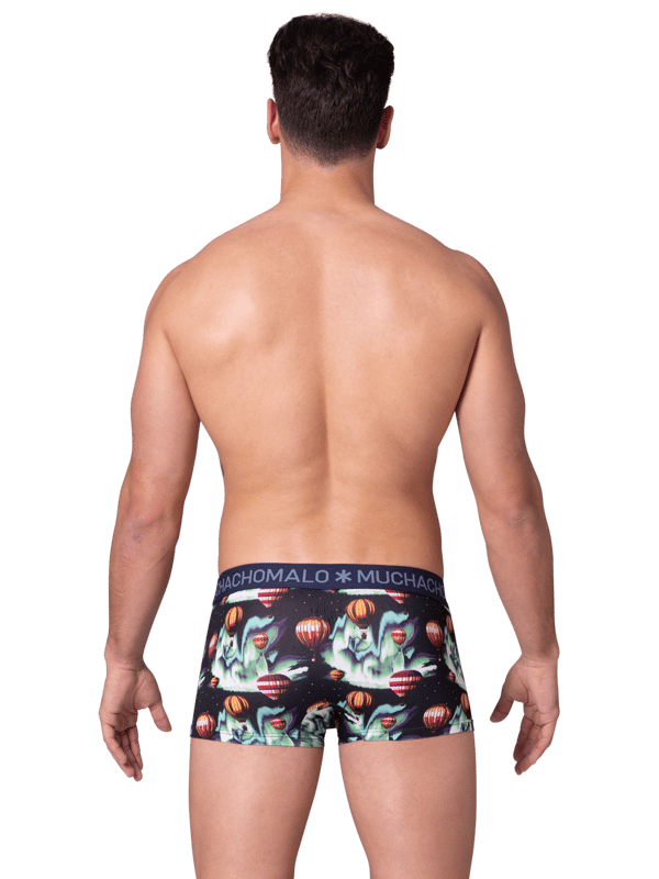 Die Boxershorts/Unterhosen von Muchachomalo sitzen wie angegossen und sind aus hochwertiger Baumwolle gefertigt. Ein weiches, elastisches Logobündchen aus Mikrofasermaterial sorgt für zusätzlichen Komfort.  Spezifikationen • Normale Passform • Flach genähte Nähte für zusätzlichen Komfort • Weiches Bündchen mit dem Muchachomalo-Logo  Pflege • Waschbar bei 30 Grad • Nicht im Trockner trocknen • Bügeln bei mäßiger Temperatur (2 Punkte)  Warum Muchachomalo? Muchachomalo arbeitet nur mit Fabriken, die BSCI- und OEKO-TEX-zertifiziert sind. Diese Fabriken haben es sich zum Ziel gesetzt, die Arbeitsbedingungen kontinuierlich zu verbessern. Sie setzen sich für das Recht auf die Bildung von Gewerkschaften, sichere Arbeitsbedingungen und gegen Zwangs- und Kinderarbeit ein. Sie ermöglichen es auch Verbrauchern und Unternehmen, verantwortungsvolle Entscheidungen zu treffen, die unseren Planeten für zukünftige Generationen schützen.