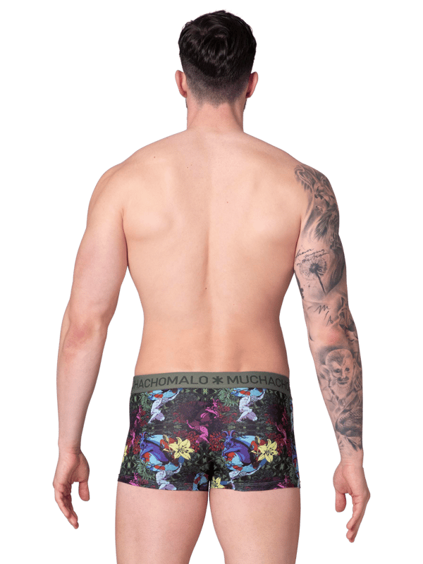 Die Boxershorts/Unterhosen von Muchachomalo sitzen wie angegossen und sind aus hochwertiger Baumwolle gefertigt. Ein weiches, elastisches Logobündchen aus Mikrofasermaterial sorgt für zusätzlichen Komfort.  Spezifikationen • Normale Passform • Flach genähte Nähte für zusätzlichen Komfort • Weiches Bündchen mit dem Muchachomalo-Logo  Pflege • Waschbar bei 30 Grad • Nicht im Trockner trocknen • Bügeln bei mäßiger Temperatur (2 Punkte)  Warum Muchachomalo? Muchachomalo arbeitet nur mit Fabriken, die BSCI- und OEKO-TEX-zertifiziert sind. Diese Fabriken haben es sich zum Ziel gesetzt, die Arbeitsbedingungen kontinuierlich zu verbessern. Sie setzen sich für das Recht auf die Bildung von Gewerkschaften, sichere Arbeitsbedingungen und gegen Zwangs- und Kinderarbeit ein. Sie ermöglichen es auch Verbrauchern und Unternehmen, verantwortungsvolle Entscheidungen zu treffen, die unseren Planeten für zukünftige Generationen schützen.