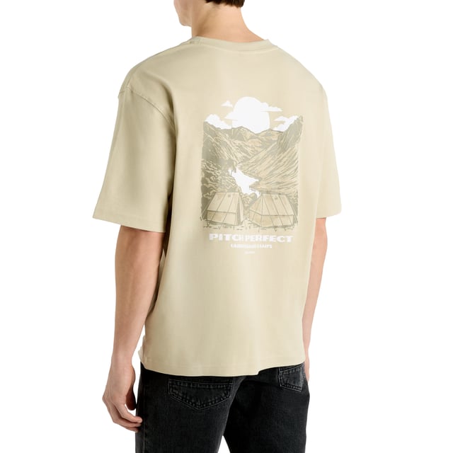 Material: Cotton, Elastane. Fabric: Interlock. Design: Camping, Logo, Mountain, Printed, Text. Neckline: Crew Neck, Ribbed. Sleeve-Type: Short-Sleeved. Fit: Boxy. Sustainability: Better Cotton Initiative. M: 40 in. L: 43 in. XL: 46 in. XXL: 49 in.