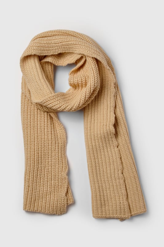 Chunky ribbed knit texture for added warmth and style
        Generous length for versatile wrapping and draping
        Classic rectangular shape suits various styling options
        Soft, cosy fabric blend for ultimate comfort
        Timeless design complements diverse outfits
    
    Wrap yourself in comfort and style with this long ribbed knit scarf from Boohoo. Perfect for brisk autumn days or chilly winter evenings, this versatile accessory adds a touch of cosiness to any ensemble. The chunky ribbed texture not only provides extra warmth but also creates a visually appealing pattern that catches the eye. Style it loosely draped over a casual jacket for a relaxed look, or wrap it snugly around your neck for maximum protection against the elements. Pair with jeans, trainers, and an oversized coat for an effortlessly chic everyday outfit. Whether you're heading to a casual coffee date or a weekend shopping trip, this scarf is the ideal finishing touch to your look, combining practicality with on-trend fashion sensibility.