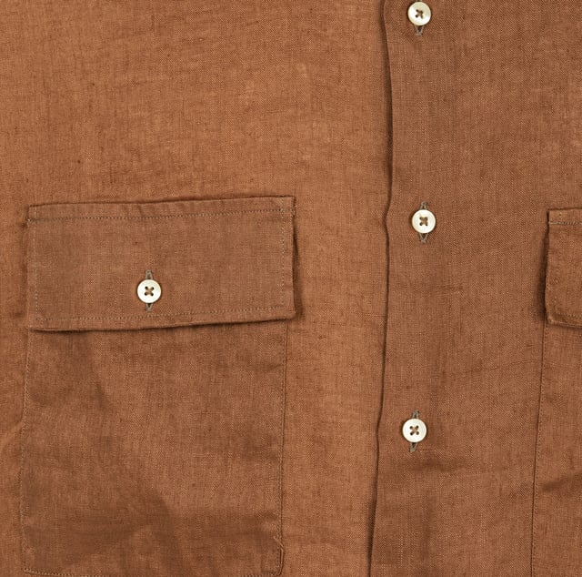 Die Hemden von Liu Jo sind Ausdruck moderner und vielseitiger Eleganz, ideal für die moderne Frau, die einen raffinierten Look für jede Gelegenheit sucht. Sie sind aus hochwertigen Stoffen wie Baumwolle, Seide und Crêpe de Chine gefertigt und zeichnen sich durch akkurate Details wie Monogrammdrucke, weite Ärmel und raffinierte Oberflächen aus. Perfekt, um sowohl legere als auch formelle Outfits mit einem unverwechselbaren Touch von Stil zu vervollständigen.