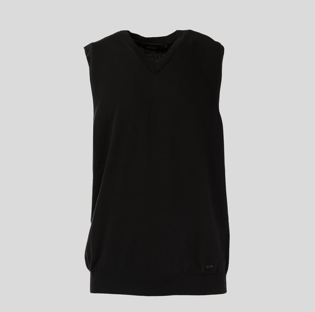 Liu Jo truien combineren comfort en verfijning en bieden veelzijdige modellen die geschikt zijn voor elke gelegenheid. Ze zijn gemaakt van hoogwaardige materialen zoals wol, viscose en katoen en onderscheiden zich door zorgvuldige details zoals V-hals, juweelapplicaties en jacquardpatronen. Perfect voor wie op zoek is naar een elegante en eigentijdse look.
