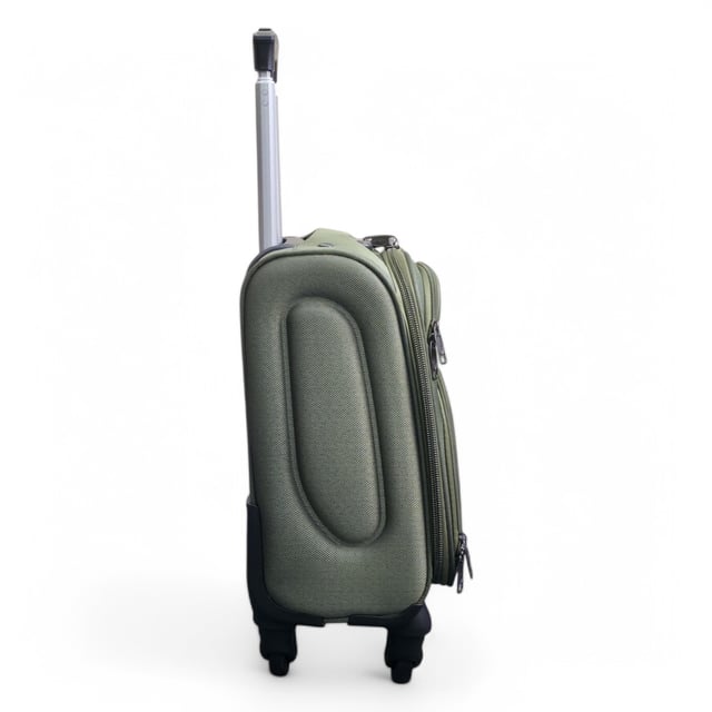 Mejora tu configuración de viaje con esta elegante y práctica maleta debajo del asiento. Diseñada para brindar durabilidad, espacio adicional y una movilidad suave, es la compañera perfecta para cualquier viaje. Características: • Protección premium de carcasa blanda: hecha de nailon premium, material resistente a los impactos para mantener tus pertenencias a salvo de golpes y caídas. • Cerradura de combinación integrada: cada maleta incluye una cerradura incorporada para mantener tus artículos seguros y, al mismo tiempo, cumplir con los estándares de seguridad de viaje. • Sistema giratorio de 4 ruedas: deslízate por los aeropuertos con facilidad gracias a las ruedas giratorias de 360° que ofrecen un movimiento suave y estable. • Construcción liviana: diseñada para ser fuerte pero liviana, lo que facilita levantar y transportar sin esfuerzo sin sacrificar la durabilidad. Tamaño y especificaciones: Debajo del asiento: 36 x 31 x 21 cm (se expande a 26 cm) | 2,05 kg | 33 L Elegante, segura y diseñada para manejar cada aventura: viaja más ligero e inteligente con esta solución de equipaje todo en uno.