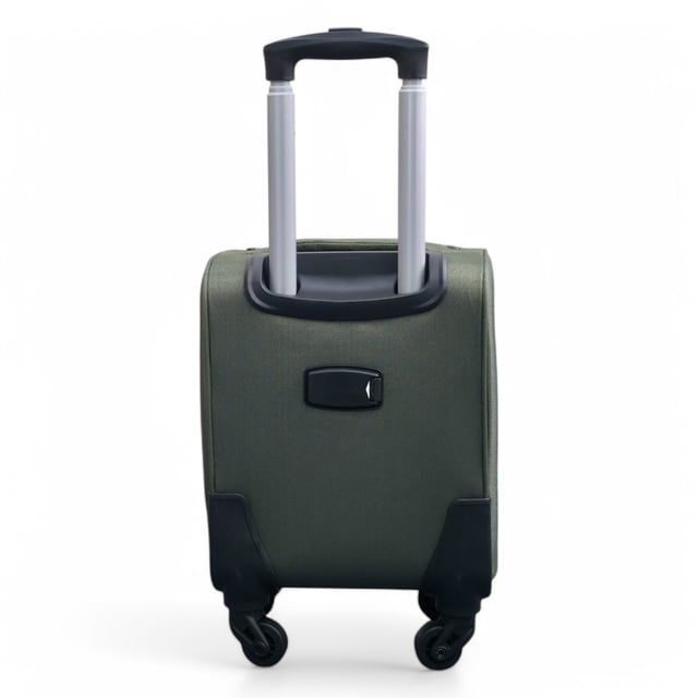 Mejora tu configuración de viaje con esta elegante y práctica maleta debajo del asiento. Diseñada para brindar durabilidad, espacio adicional y una movilidad suave, es la compañera perfecta para cualquier viaje. Características: • Protección premium de carcasa blanda: hecha de nailon premium, material resistente a los impactos para mantener tus pertenencias a salvo de golpes y caídas. • Cerradura de combinación integrada: cada maleta incluye una cerradura incorporada para mantener tus artículos seguros y, al mismo tiempo, cumplir con los estándares de seguridad de viaje. • Sistema giratorio de 4 ruedas: deslízate por los aeropuertos con facilidad gracias a las ruedas giratorias de 360° que ofrecen un movimiento suave y estable. • Construcción liviana: diseñada para ser fuerte pero liviana, lo que facilita levantar y transportar sin esfuerzo sin sacrificar la durabilidad. Tamaño y especificaciones: Debajo del asiento: 36 x 31 x 21 cm (se expande a 26 cm) | 2,05 kg | 33 L Elegante, segura y diseñada para manejar cada aventura: viaja más ligero e inteligente con esta solución de equipaje todo en uno.