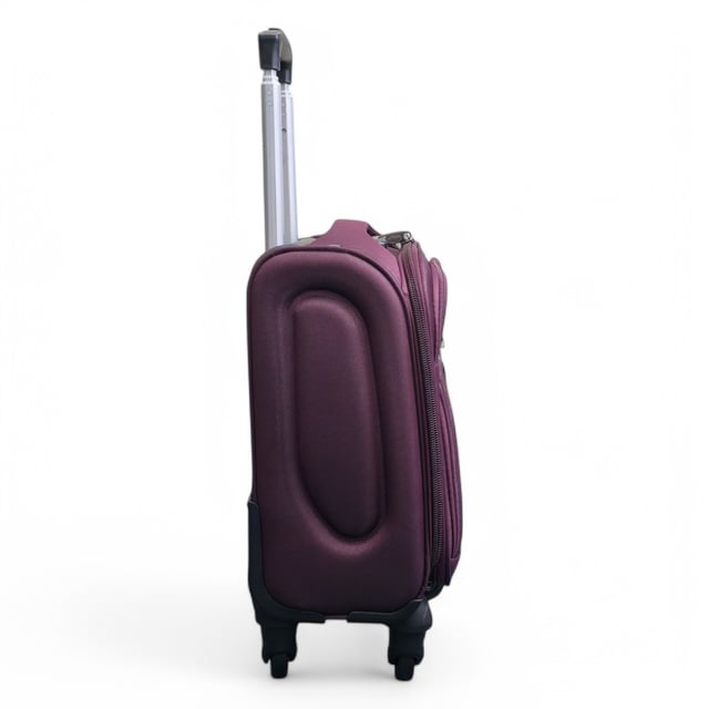 Upgrade uw reisuitrusting met deze stijlvolle en praktische koffer voor onder de stoel. Gebouwd voor duurzaamheid, extra ruimte en soepele mobiliteit, is het de perfecte metgezel voor elke reis. Kenmerken: • Premium Soft Shell Protection - Gemaakt van Premium Nylon, slagvast materiaal om uw bezittingen te beschermen tegen stoten en vallen. • Geïntegreerd combinatieslot - Elke koffer heeft een ingebouwd slot om uw spullen veilig te houden en tegelijkertijd te voldoen aan de reisbeveiligingsnormen. • 4-Wiel Spinner Systeem - Glijd met gemak door luchthavens dankzij de 360° draaiende wielen die zorgen voor soepele, stabiele beweging. • Lichtgewicht constructie - Ontworpen om sterk maar licht te zijn, waardoor tillen en dragen moeiteloos is zonder in te leveren op duurzaamheid. Afmetingen en specificaties: Onder de stoel: 36 x 31 x 21 cm (uitbreidbaar tot 26 cm) | 2,05 kg | 33L Stijlvol, veilig en gebouwd om elk avontuur aan te kunnen - reis lichter en slimmer met deze alles-in-één bagageoplossing.