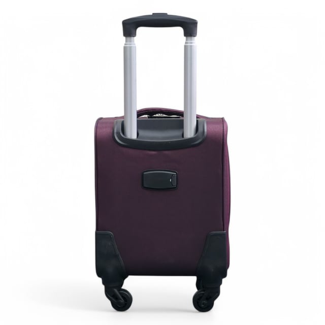 Upgrade uw reisuitrusting met deze stijlvolle en praktische koffer voor onder de stoel. Gebouwd voor duurzaamheid, extra ruimte en soepele mobiliteit, is het de perfecte metgezel voor elke reis. Kenmerken: • Premium Soft Shell Protection - Gemaakt van Premium Nylon, slagvast materiaal om uw bezittingen te beschermen tegen stoten en vallen. • Geïntegreerd combinatieslot - Elke koffer heeft een ingebouwd slot om uw spullen veilig te houden en tegelijkertijd te voldoen aan de reisbeveiligingsnormen. • 4-Wiel Spinner Systeem - Glijd met gemak door luchthavens dankzij de 360° draaiende wielen die zorgen voor soepele, stabiele beweging. • Lichtgewicht constructie - Ontworpen om sterk maar licht te zijn, waardoor tillen en dragen moeiteloos is zonder in te leveren op duurzaamheid. Afmetingen en specificaties: Onder de stoel: 36 x 31 x 21 cm (uitbreidbaar tot 26 cm) | 2,05 kg | 33L Stijlvol, veilig en gebouwd om elk avontuur aan te kunnen - reis lichter en slimmer met deze alles-in-één bagageoplossing.
