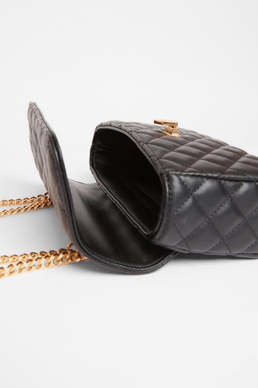 - Faux leather - Quilted design - Cross body style - Chain strap - Excluding trims