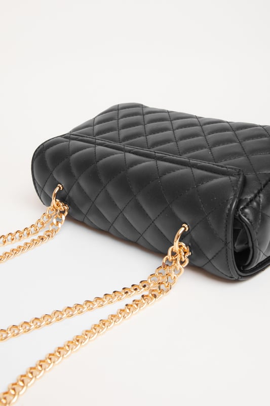 - Faux leather - Quilted design - Cross body style - Chain strap - Excluding trims