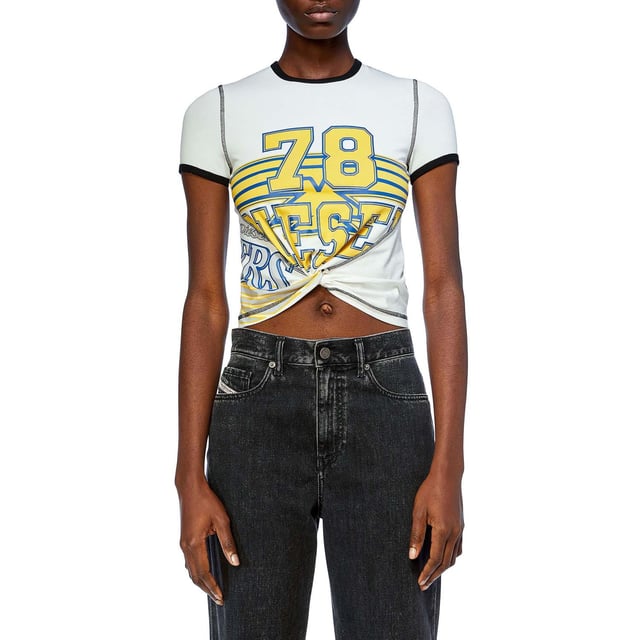 Diesel T-Lison T-shirt voor dames. Een strak wit T-shirt dat gemakkelijk in de garderobe van een zorgeloze student past. De karakteristieke print, contrasterende boorden op de manchetten en ronde halslijn, een sierknoop die de taille onthult - dit alles maakt het model zo casual mogelijk.- Ronde hals.- Korte mouwen.- Rechte zoom.- Contrasterende naden.- Ruberrizedruk in geel en blauw.- Sierknoop op de voorkant.- Slanke pasvorm. Materiaal: 93% Katoen, 7% Elastaan. Ref: A129780AFAA141.