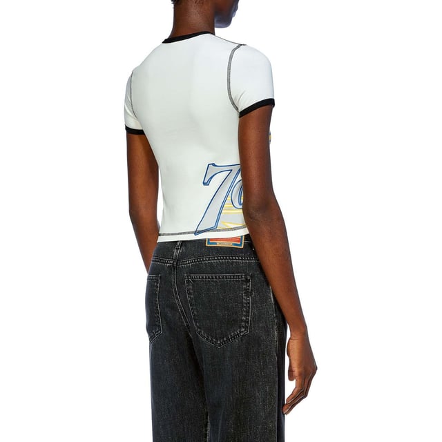 Diesel T-Lison T-shirt voor dames. Een strak wit T-shirt dat gemakkelijk in de garderobe van een zorgeloze student past. De karakteristieke print, contrasterende boorden op de manchetten en ronde halslijn, een sierknoop die de taille onthult - dit alles maakt het model zo casual mogelijk.- Ronde hals.- Korte mouwen.- Rechte zoom.- Contrasterende naden.- Ruberrizedruk in geel en blauw.- Sierknoop op de voorkant.- Slanke pasvorm. Materiaal: 93% Katoen, 7% Elastaan. Ref: A129780AFAA141.