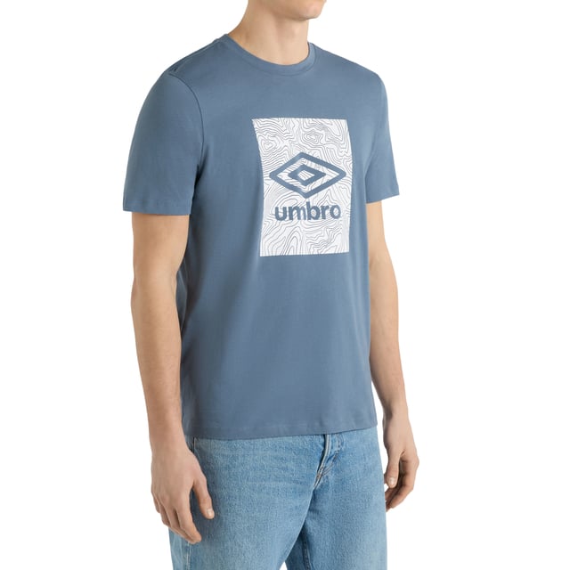 Materiaal: Katoen, Polyester. Stof: Single Jersey. Ontwerp: Grafische print, logo, patroon. Halslijn: Crew Neck, Ribbed. Mouwtype: Korte mouwen. Rechte zoom. 150 g/m². S: 37 in. M: 40 in. L: 43 in. XL: 46 in. XXL: 49 in.