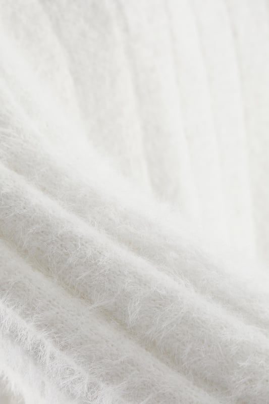 - Knitted finish - Cropped style - Long sleeves - Model height: 5' 8 " - Model wears uk 8 / us 4 / eur 36 - Always check the care wash label - Cool hand wash with mild detergent