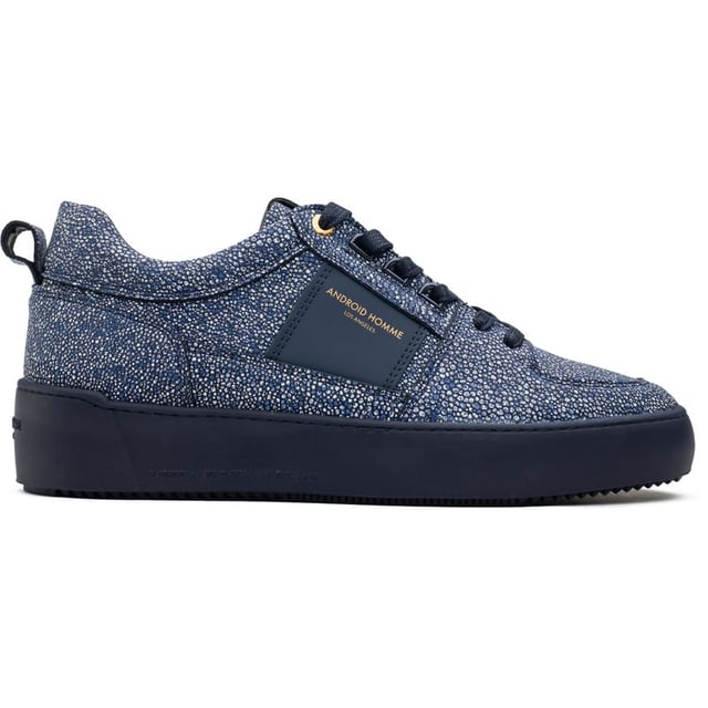 Confeccionado con materiales característicos de Android Homme, este entrenador AH Point Dume Low destaca por su riqueza y textura, capturando y reflejando la luz en su superficie para un aspecto verdaderamente distintivo. Combinado con cuero Gomma, logra un acabado discreto, mientras que los acentos decorativos realzan y elevan la estética general de la sneaker. Las coordenadas emblemáticas de Los Ángeles y el logo dorado brindan a este básico un reconocimiento de marca icónico.