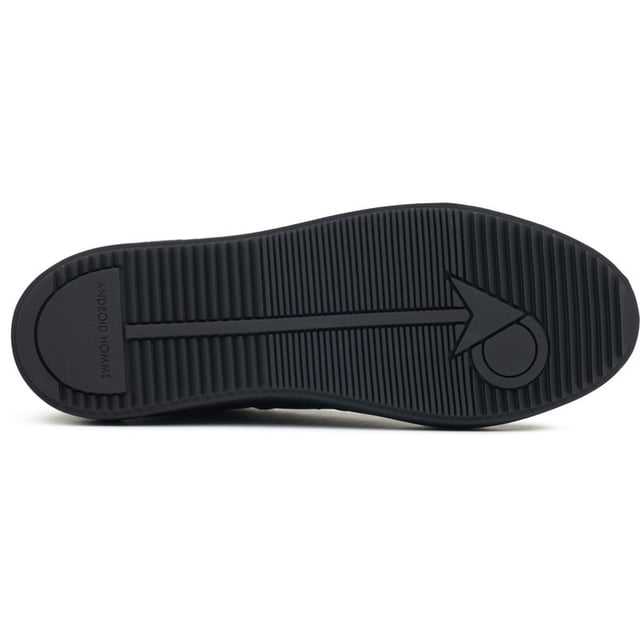 Confeccionado con materiales característicos de Android Homme, este entrenador AH Point Dume Low destaca por su riqueza y textura, capturando y reflejando la luz en su superficie para un aspecto verdaderamente distintivo. Combinado con cuero Gomma, logra un acabado discreto, mientras que los acentos decorativos realzan y elevan la estética general de la sneaker. Las coordenadas emblemáticas de Los Ángeles y el logo dorado brindan a este básico un reconocimiento de marca icónico.