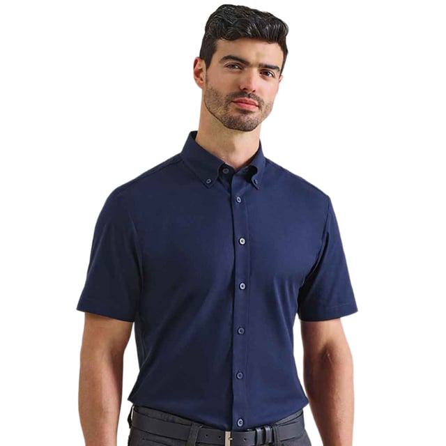 72% Mercerised Cotton, 25% Organic Cotton, 3% Elastane. Fabric: Oxford Cloth, Soft Touch. Design: Plain. Fastening: Button. Neckline: Button-Down. Hem: Curved. Sleeve-Type: Short-Sleeved. Fabric Technology: Stretch. Back Yoke, Pleated Back. 135gsm. Sustainability: Amfori, BSCI, Organic Cotton, Sedex, WRAP Certified.